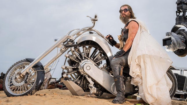Bild für Artikel mit dem Titel Chris Hemsworths Radial Chopper in „Furiosa“ ist höllisch cool